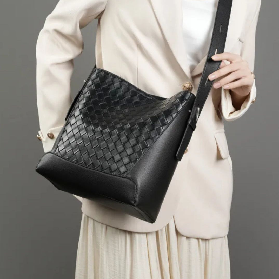 Leather Shoulder Bag for Women ⎜ Fashionable Shoulder Bag with Braided Design and Adjustable Strap
