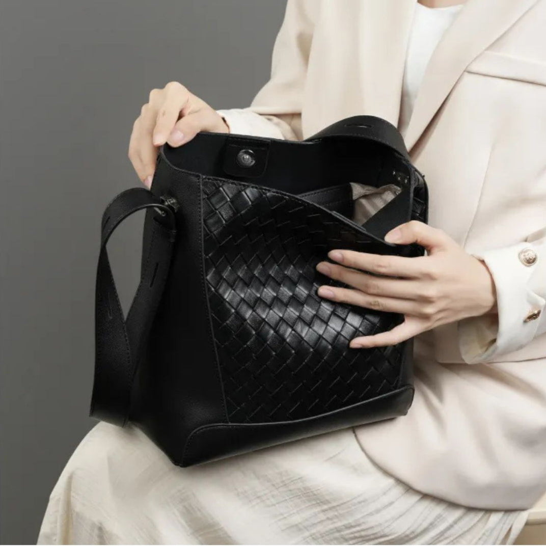 Leather Shoulder Bag for Women ⎜ Fashionable Shoulder Bag with Braided Design and Adjustable Strap