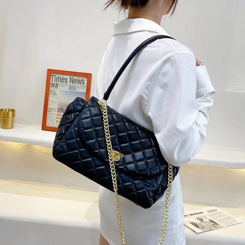 Shoulder Bag for Women ⎜ Fashionable Handbag in Diamond Design with Gold Chain and Practical Fastening