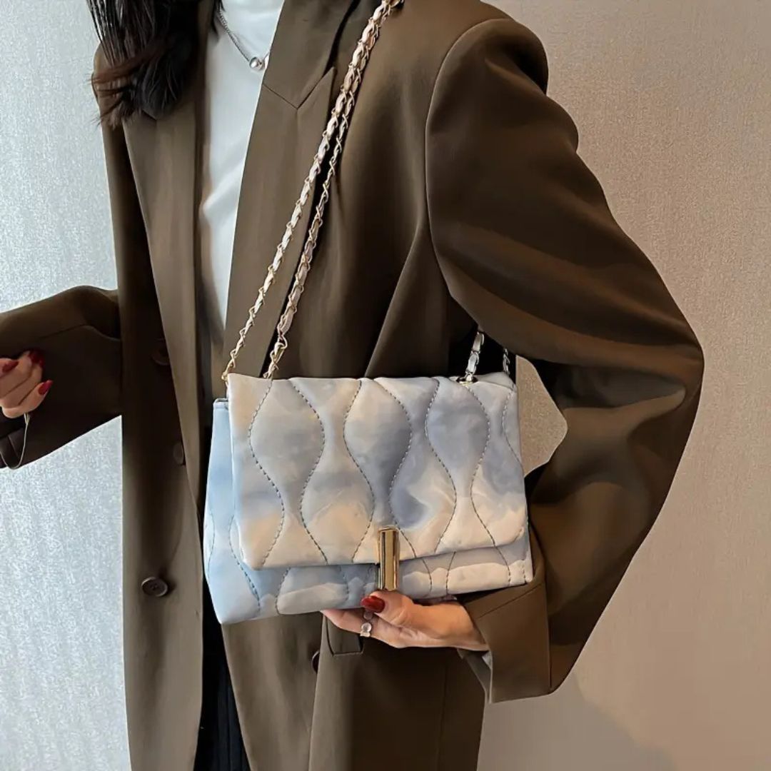Small Chain Bag ⎜ Elegant Design with Textured Pattern and Gold Details