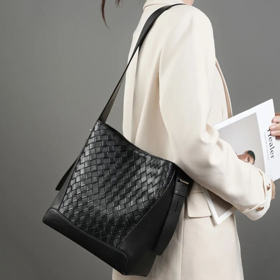 Leather Shoulder Bag for Women ⎜ Fashionable Shoulder Bag with Braided Design and Adjustable Strap