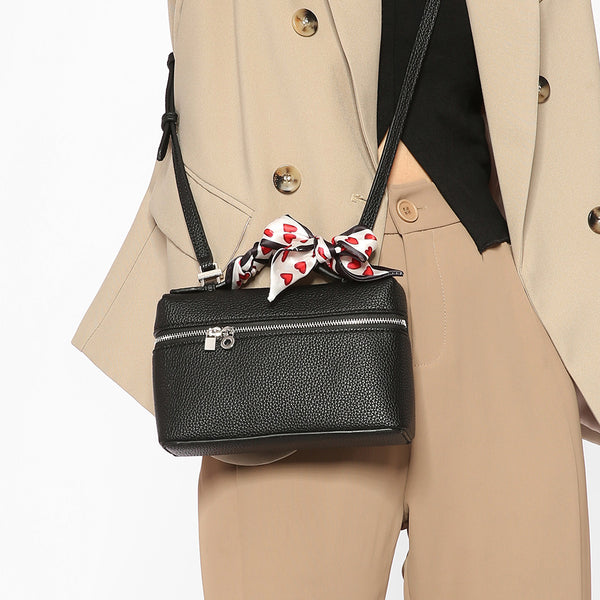 Fashionable Shoulder Bag for Women ⎜ Elegant Crossbody Bag with Heart Bow Detail