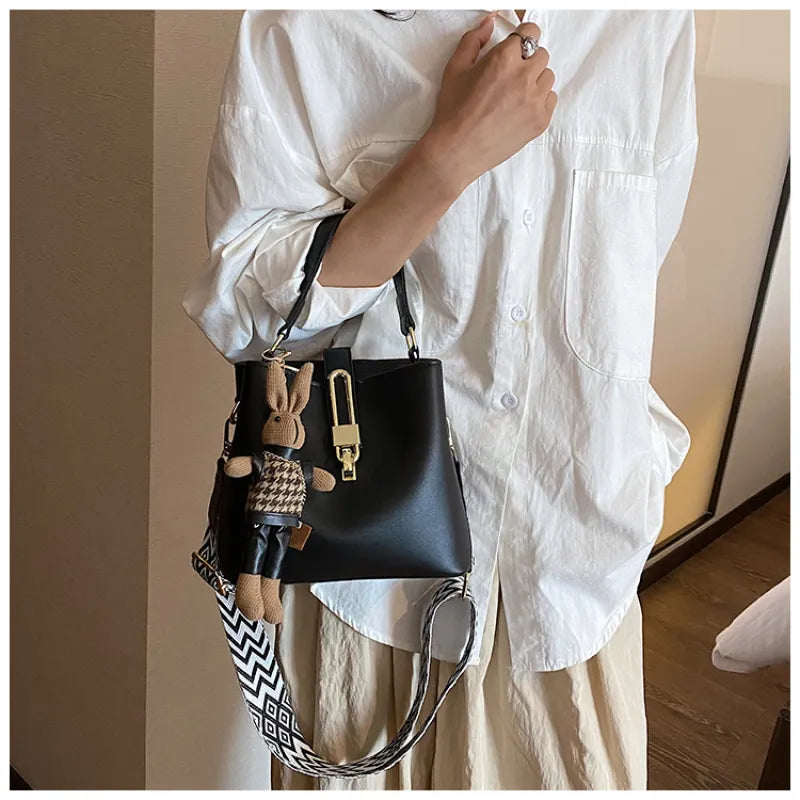 Fashionable Shoulder Bag for Women ⎜ Bucket - Style Handbag with Elegant Buckle and Adjustable Strap