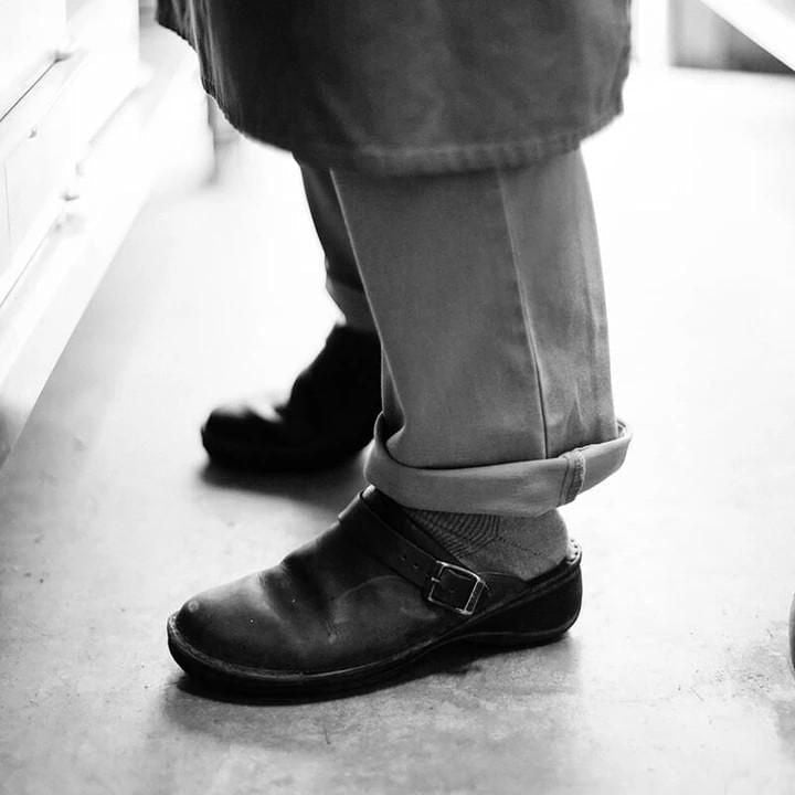 Men's Low Shoes with Straps ⎜ Comfortable Leather Clogs with Adjustable Strap and Non - Slip Sole