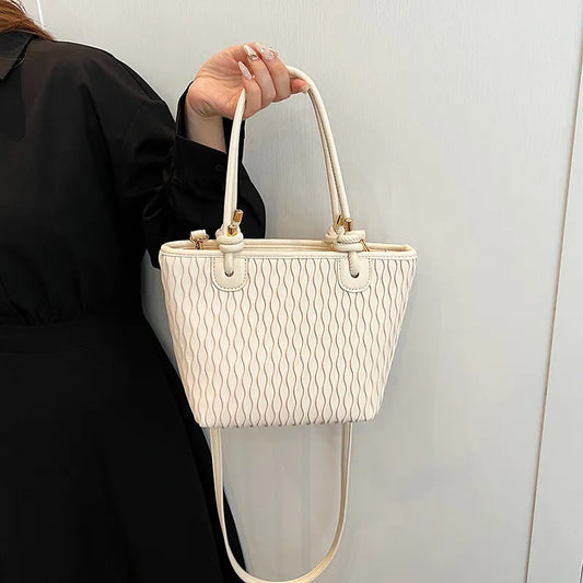 Fashionable Shoulder Bag for Women ⎜ Simple Bag with Structured Design and Adjustable Strap