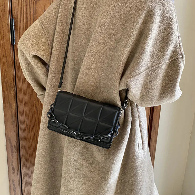 Shoulder Bag for Women ⎜ Fashionable Handbag with Chain Detail and Embossed Leather Design