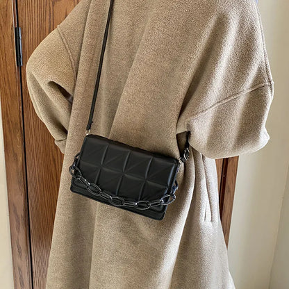 Shoulder Bag for Women ⎜ Fashionable Handbag with Chain Detail and Embossed Leather Design