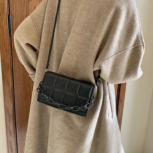 Shoulder Bag for Women ⎜ Fashionable Handbag with Chain Detail and Embossed Leather Design