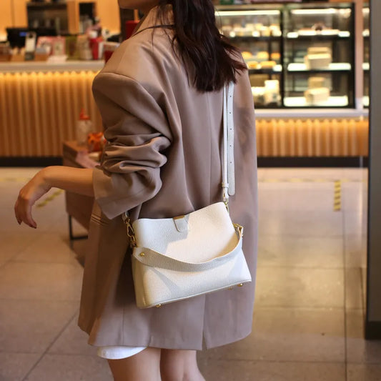 Leather Shoulder Bag for Women ⎜ Spacious Bag with Adjustable Shoulder Strap and Stylish Design