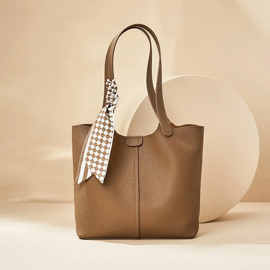 Large Faux Leather Handbag ⎜ Stylish Bag with a Practical Design and Fashionable Details