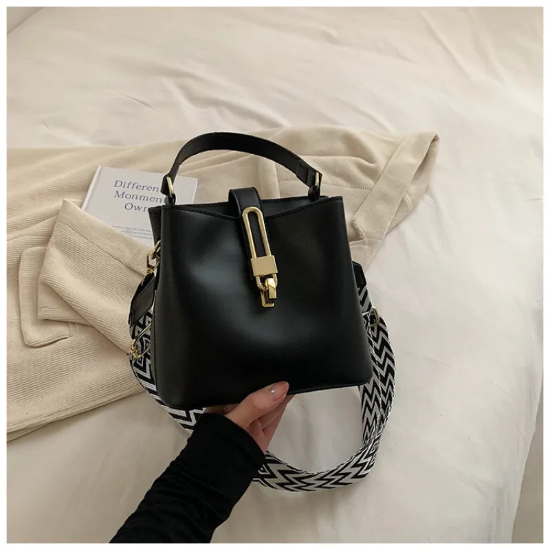 Fashionable Shoulder Bag for Women ⎜ Bucket - Style Handbag with Elegant Buckle and Adjustable Strap