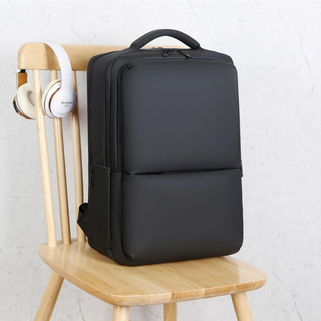 Business Backpack ⎜ Laptop Carrier with Practical Storage Space