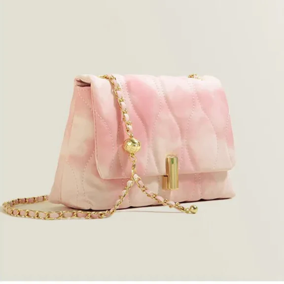 Small Chain Bag ⎜ Elegant Design with Textured Pattern and Gold Details