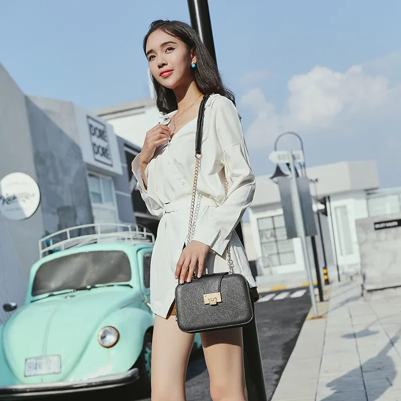 Shoulder Bag for Women ⎜ Fashionable Bag in a Square Design with Chain Strap and Fastening