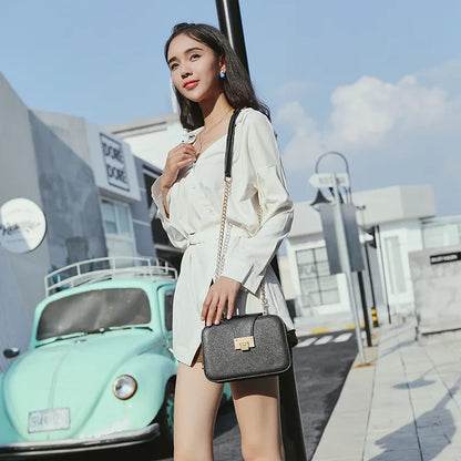 Shoulder Bag for Women ⎜ Fashionable Bag in a Square Design with Chain Strap and Fastening