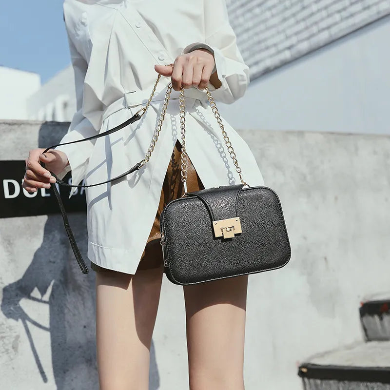 Shoulder Bag for Women ⎜ Fashionable Bag in a Square Design with Chain Strap and Fastening