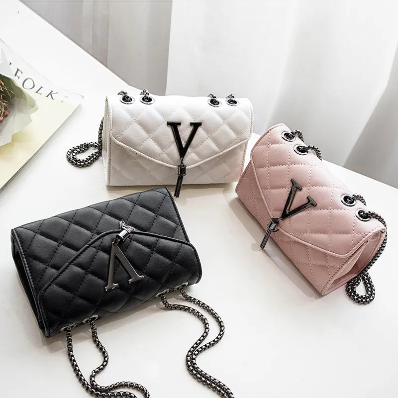 Small Chain Bag ⎜ Elegant Design with Diamond Pattern and Practical Storage Space