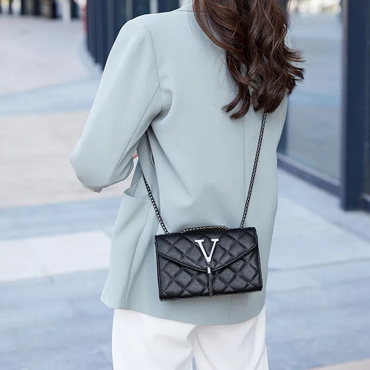 Small Chain Bag ⎜ Elegant Design with Diamond Pattern and Practical Storage Space