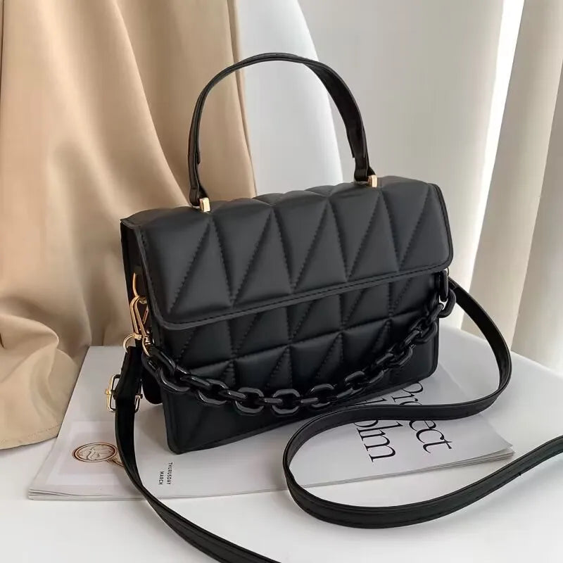 Small Shoulder Bag with Chain ⎜ Modern Design with Textured Pattern and Chain Strap