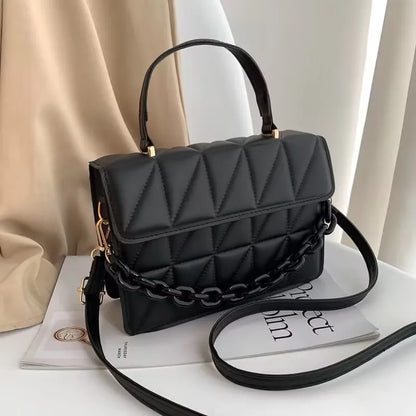 Small Shoulder Bag with Chain ⎜ Modern Design with Textured Pattern and Chain Strap