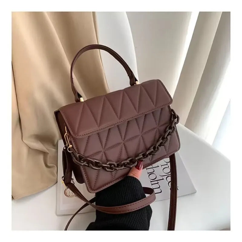 Small Shoulder Bag with Chain ⎜ Modern Design with Textured Pattern and Chain Strap