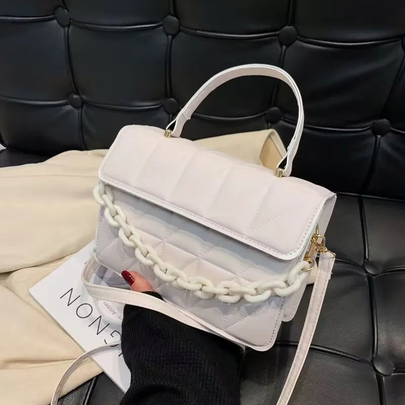 Small Shoulder Bag with Chain ⎜ Modern Design with Textured Pattern and Chain Strap