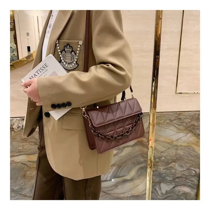 Small Shoulder Bag with Chain ⎜ Modern Design with Textured Pattern and Chain Strap