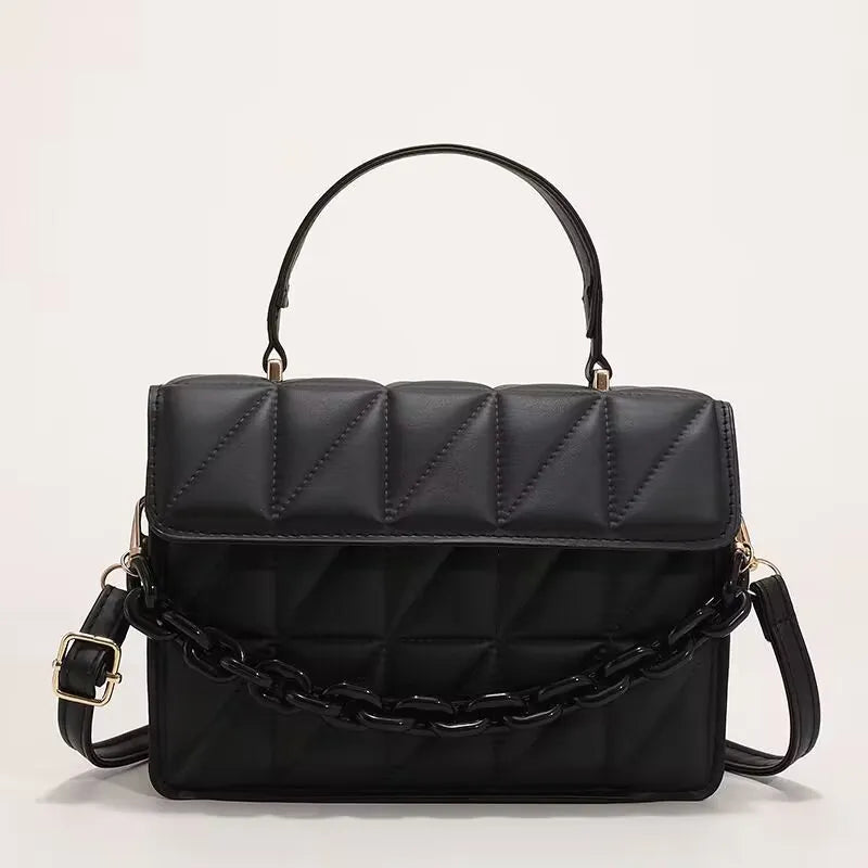 Small Shoulder Bag with Chain ⎜ Modern Design with Textured Pattern and Chain Strap