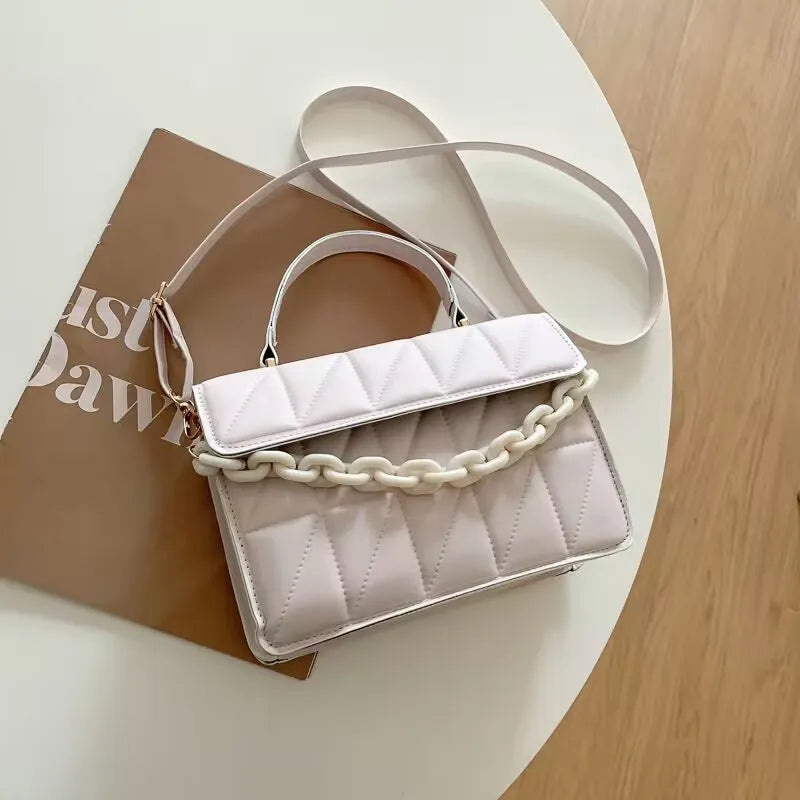Small Shoulder Bag with Chain ⎜ Modern Design with Textured Pattern and Chain Strap