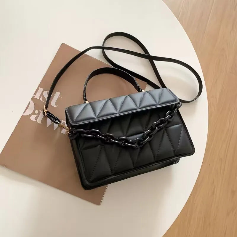 Small Shoulder Bag with Chain ⎜ Modern Design with Textured Pattern and Chain Strap
