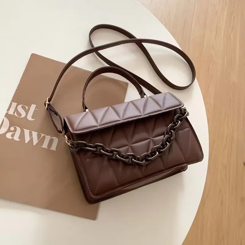 Small Shoulder Bag with Chain ⎜ Modern Design with Textured Pattern and Chain Strap