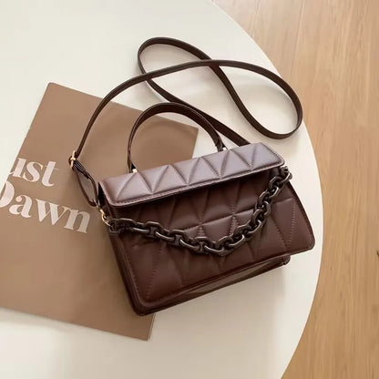 Small Shoulder Bag with Chain ⎜ Modern Design with Textured Pattern and Chain Strap