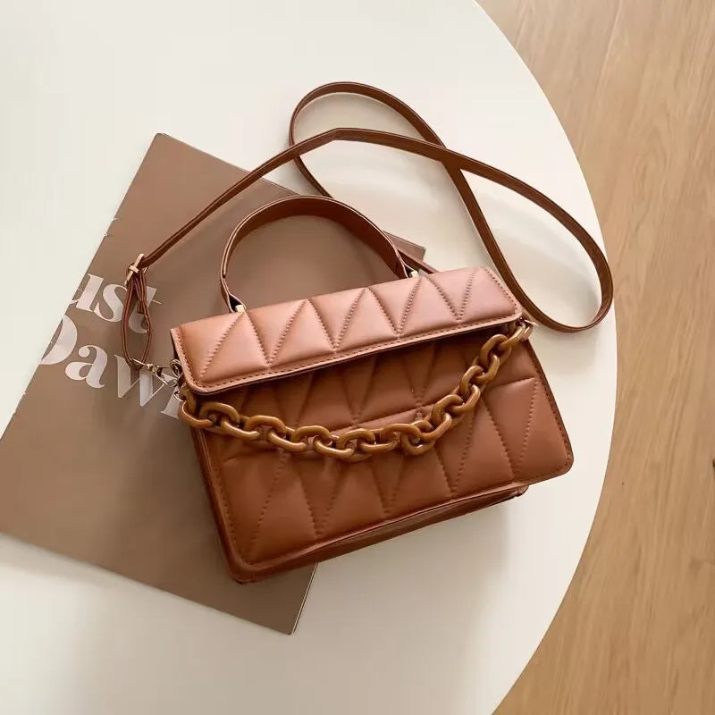 Small Shoulder Bag with Chain ⎜ Modern Design with Textured Pattern and Chain Strap