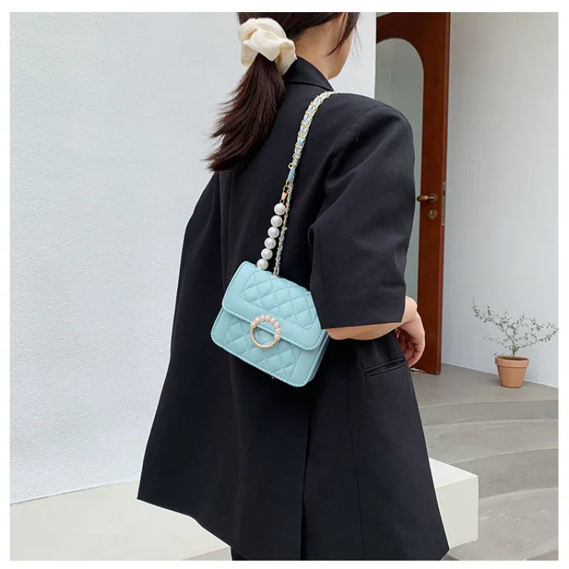Small Shoulder Bag with Chain ⎜ Pearl Fastening and Stylish Chain Strap