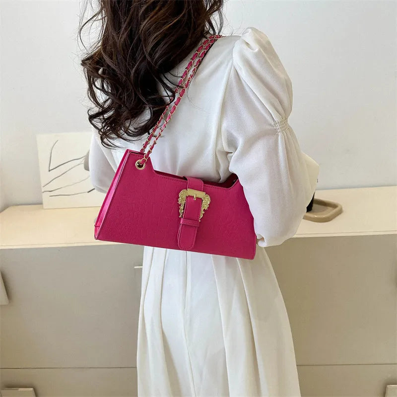 Shoulder Bag with Chain ⎜ Modern Design with Crocodile Embossing and Stylish Golden Clasp