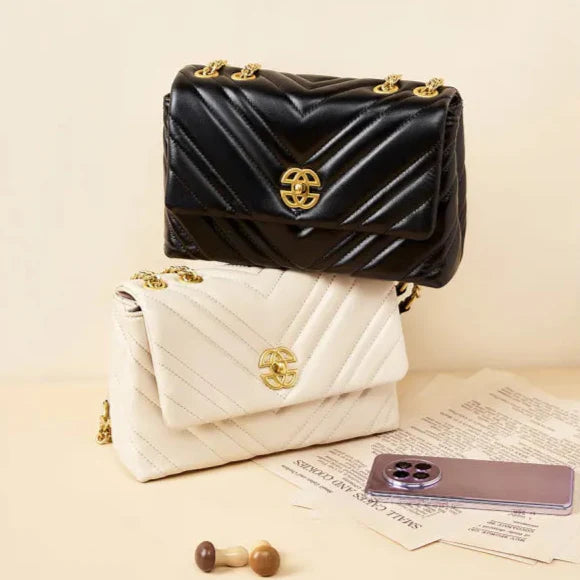 Shoulder Bag in Diamond Quilted Design ⎜ Elegant Accessory with Gold Chain for Stylish Appearances