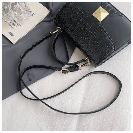 Classic Shoulder Bag in Crocodile Leather Design ⎜ Elegant Accessory with a Sophisticated Gold Accent for Every Occasion