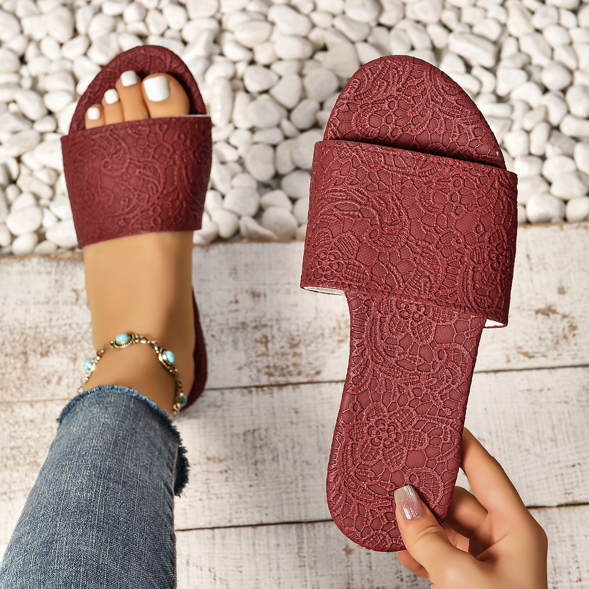 Women's Flat Sandals with Textured Design ⎜ Comfortable Non - Slip Slides in Retro Style for Summer