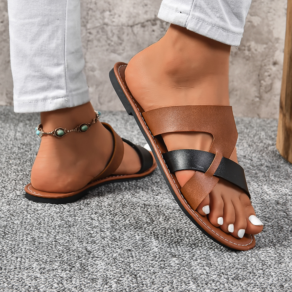 Women's Sandals with Block Stripe Design ⎜ Comfortable Slippers with Cross Straps and a Fashionable Look