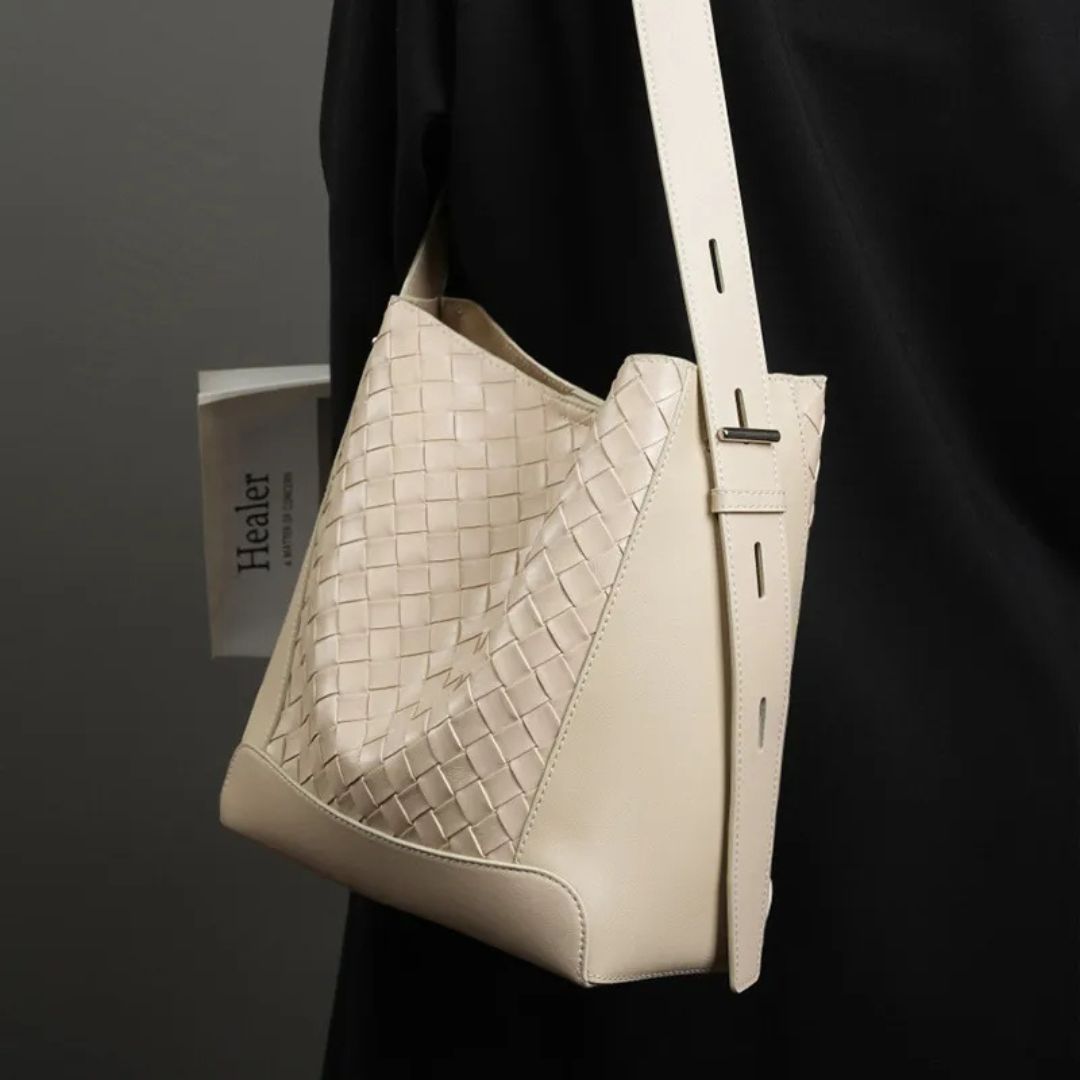 Leather Shoulder Bag for Women ⎜ Fashionable Shoulder Bag with Braided Design and Adjustable Strap
