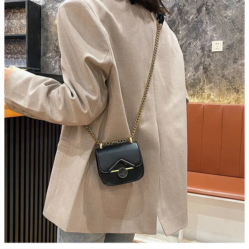 Small Shoulder Bag with Chain ⎜ Elegant Design with Golden Buckle and Minimalist Details