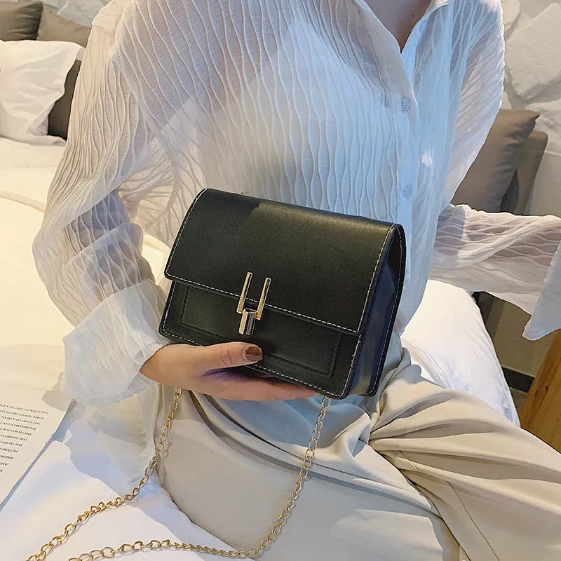 Chain Shoulder Bag for Women ⎜ Versatile Cross - Body Bag in a Trendy Design
