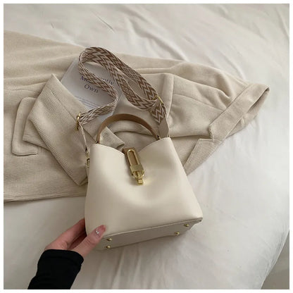 Fashionable Shoulder Bag for Women ⎜ Bucket - Style Handbag with Elegant Buckle and Adjustable Strap