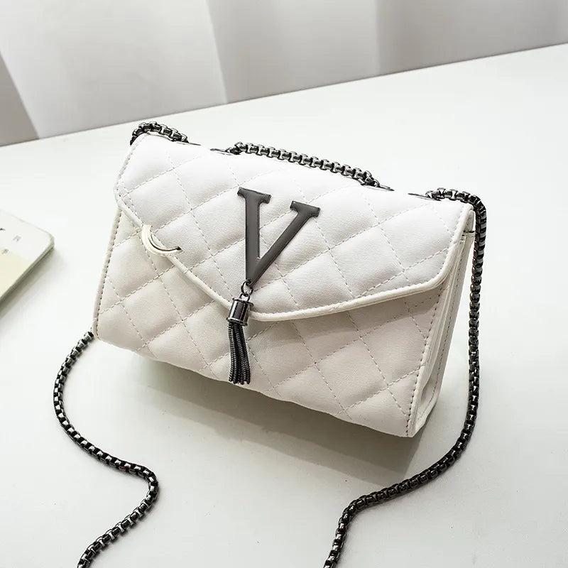Small Chain Bag ⎜ Elegant Design with Diamond Pattern and Practical Storage Space