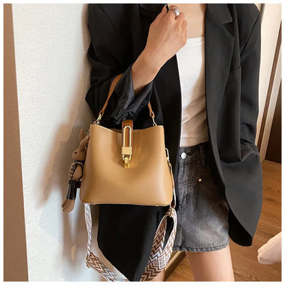 Fashionable Shoulder Bag for Women ⎜ Bucket - Style Handbag with Elegant Buckle and Adjustable Strap
