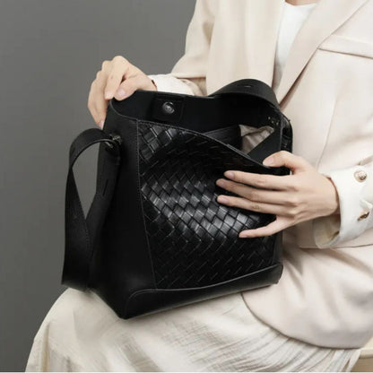 Leather Shoulder Bag for Women ⎜ Fashionable Shoulder Bag with Braided Design and Adjustable Strap