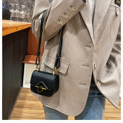 Small Shoulder Bag with Chain ⎜ Elegant Design with Golden Buckle and Minimalist Details
