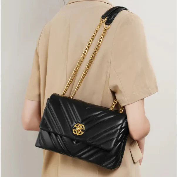 Shoulder Bag in Diamond Quilted Design ⎜ Elegant Accessory with Gold Chain for Stylish Appearances
