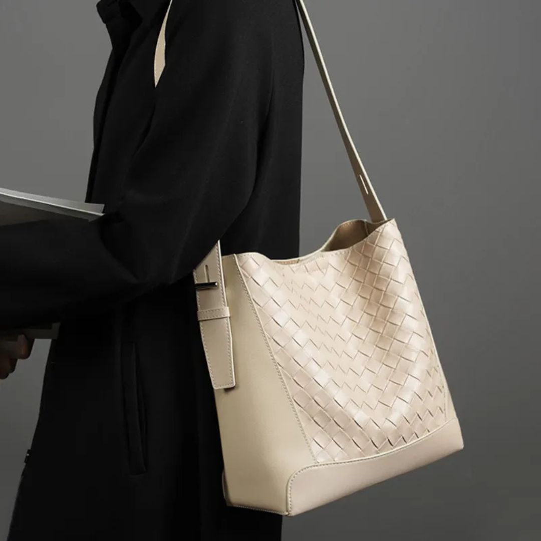Leather Shoulder Bag for Women ⎜ Fashionable Shoulder Bag with Braided Design and Adjustable Strap