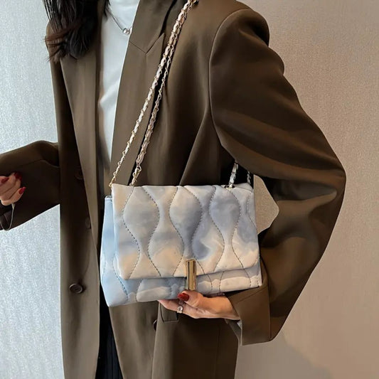 Small Chain Bag ⎜ Elegant Design with Textured Pattern and Gold Details